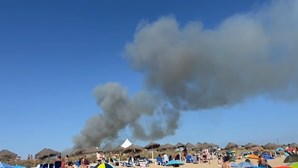 Três feridos em incêndio na Costa da Caparica. Fogo obrigou a desviar voos