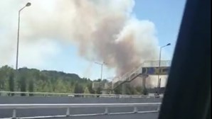 Incêndio deflagra junto ao centro comercial Almada Forum - Vídeos