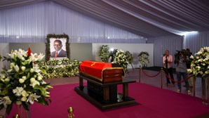 Lenços brancos no adeus: As imagens do primeiro dia das cerimónias fúnebres de José Eduardo dos Santos
