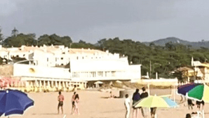Homem atinge avião ao pontapear bola a partir de areal de praia em Sintra