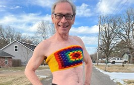 Jeff é modelo das criações em croché feitas pela filha