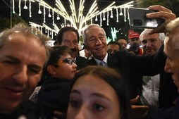 Marcelo chega à Feira de S. Mateus de comboio e é recebido com beijos e 'selfies'