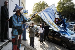 Um popular segura uma bandeira do Lavradio, a primeira equipa de Fernando Chalana