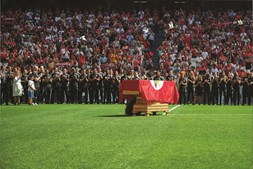 Plantel principal do Benfica também participou na homenagem
