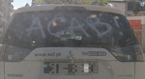 Mensagem contra a polícia escrita num carro do SEF de Viseu