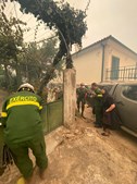 Militares das Forças Armadas ajudam a evacuar aldeias ameaçadas pelo fogo na Guarda