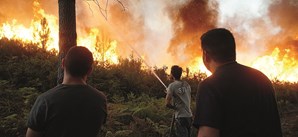 Populares tentam travar as chamas