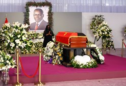 Caixão com corpo de José Eduardo dos Santos no Memorial Agostinho Neto