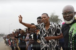 Populares choram durante o cortejo nas cerimónias fúnebres do ex-Presidente angolano 