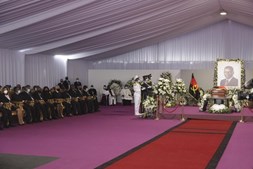 Cerimónia religiosa antecedeu transporte da urna de José Eduardo dos Santos para o Memorial Agostinho Neto