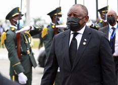 Cyril Ramaphosa, presidente da África do Sul, foi prestar última homenagem a José Eduardo dos Santos