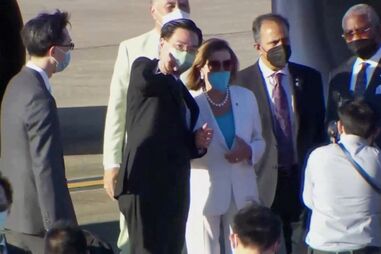 Nancy Pelosi parte de Taiwan após visita que criou tensão entre os EUA e a China
