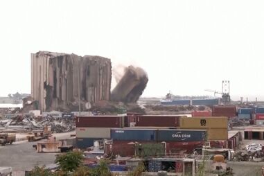Vídeo mostra momento em que silo se desmorona no porto de Beirute