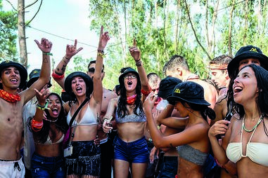 Jovens divertiram-se em festa da espuma