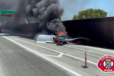 Avioneta faz aterragem forçada em autoestrada, embate em camião e incendeia-se