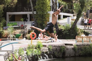 A praia fluvial de Coja está mais cheia neste agosto por causa dos emigrantes