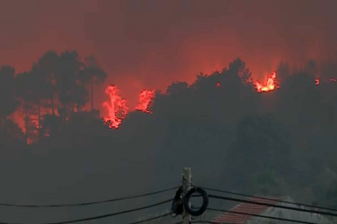 Chamas cercam a localidade de Valhelhas