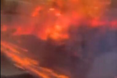 Passageiros mostram comboio a passar pelo meio do inferno das chamas em Ourém