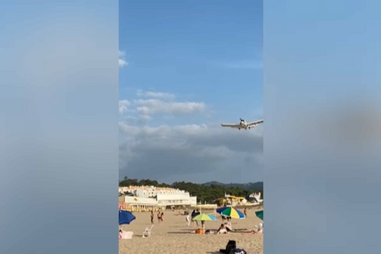 Homem chuta bola contra avião, atinge asa e assusta banhistas na Praia das Maçãs