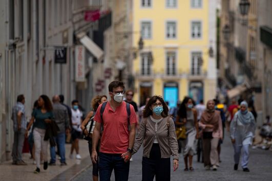Período mais marcado pela pandemia da Covid-19 levou as famílias a gastar menos, o que levou à subida das poupanças  