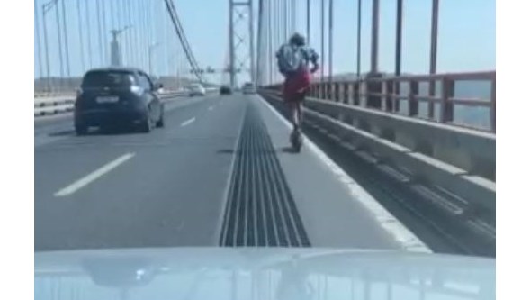 PSP interceta homem de trotinete na Ponte 25 de abril