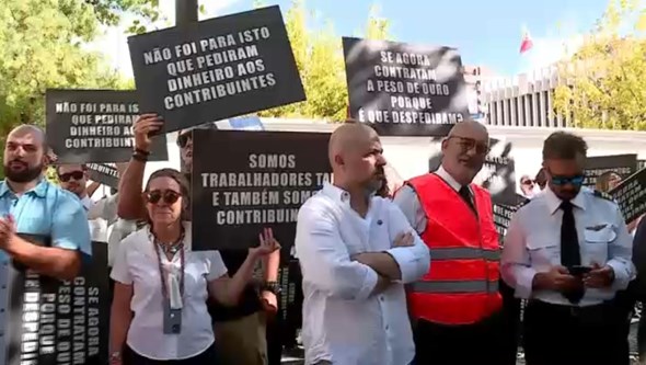 Várias centenas de trabalhadores da TAP protestam pela melhoria do serviço