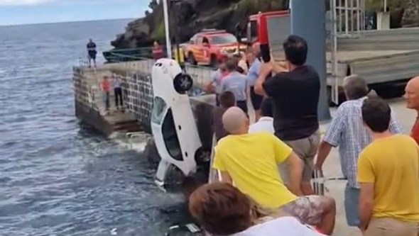 Carro cai à água no clube náutico da Ilha Terceira, nos Açores