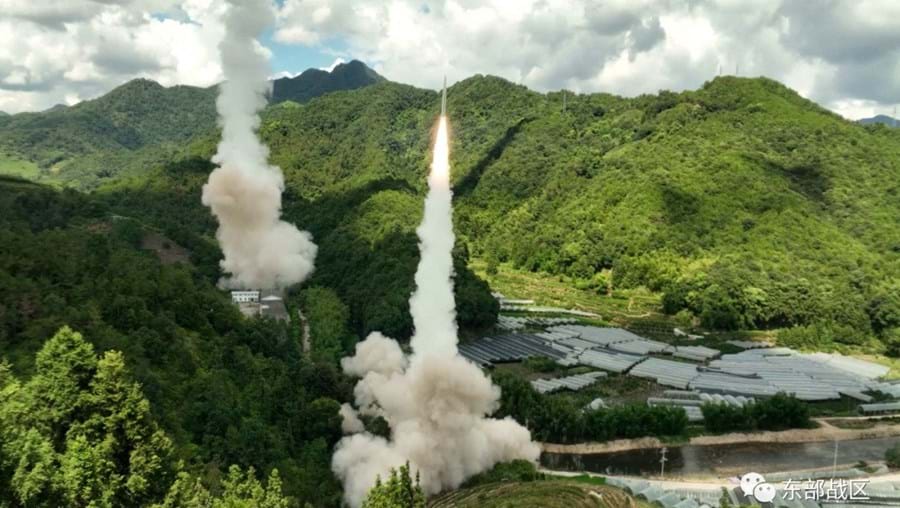 Forças armadas chinesas dispararam mísseis balísticos em exercícios militares à volta da ilha de Taiwan 