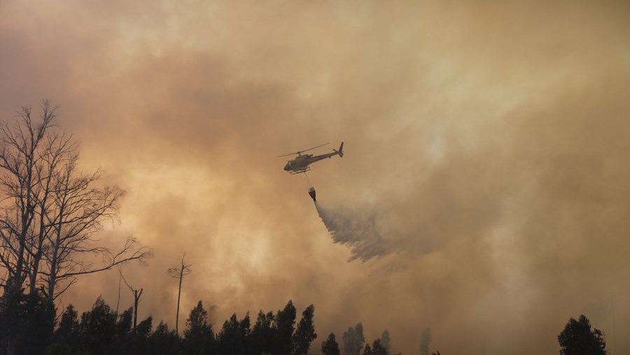 Helicóptero faz descarga durante combate às chamas em Oliveira do Hospital