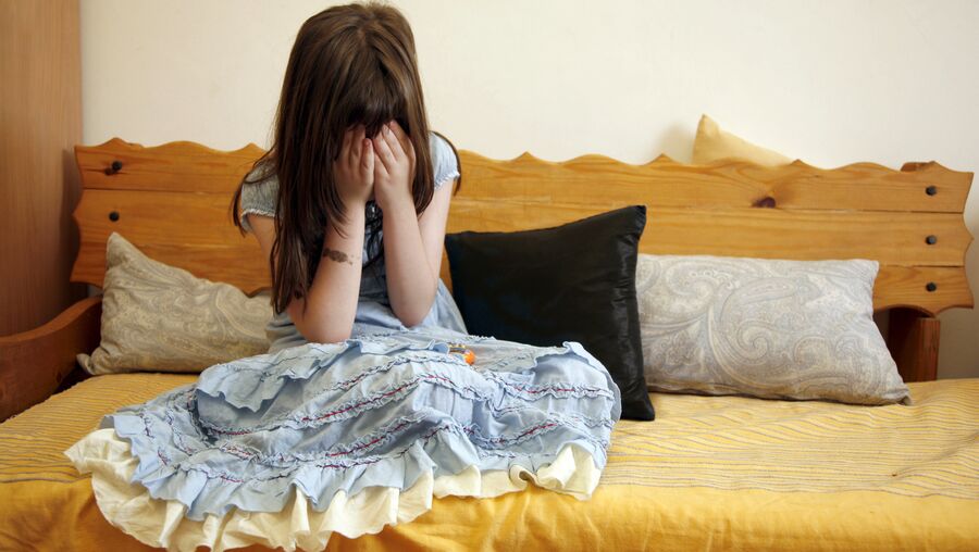 Menina chorou e gritou pela mãe quando estava a ser castigada