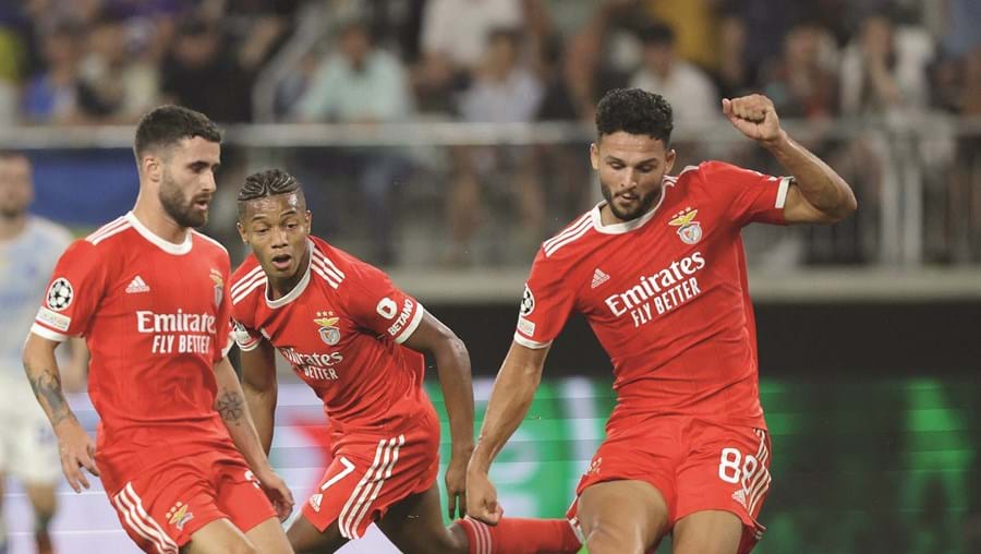 Gonçalo Ramos remata para o segundo golo do Benfica