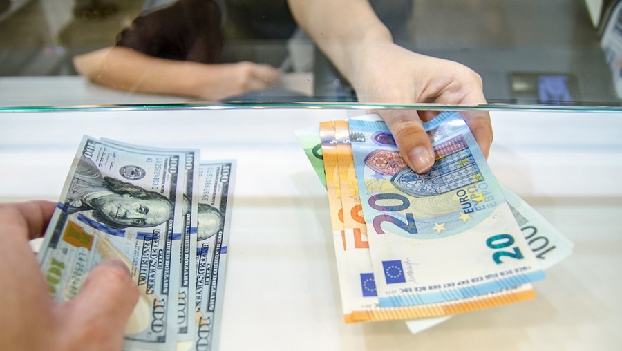 Com a fraqueza do dólar, as compras realizadas na moeda europeia ficam cada vez mais caras