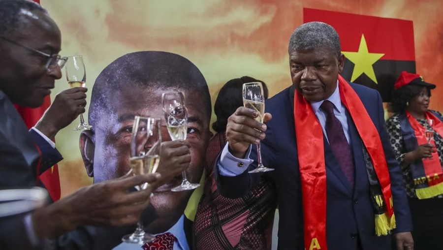 "É com enorme orgulho e satisfação que celebramos hoje a vitória do MPLA", disse o presidente angolano