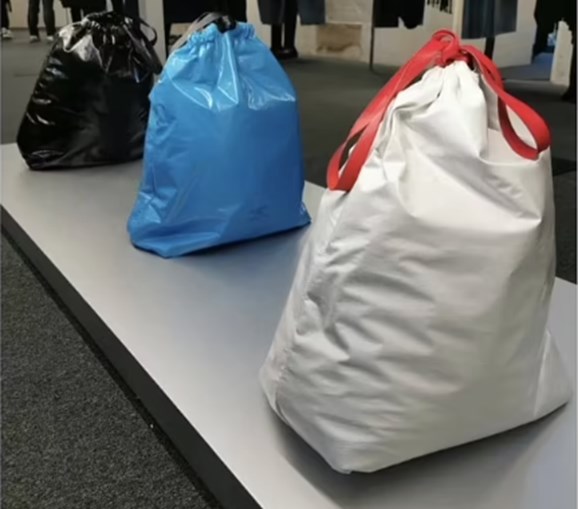 Balenciaga arrasada por vender ‘bolsa saco do lixo’