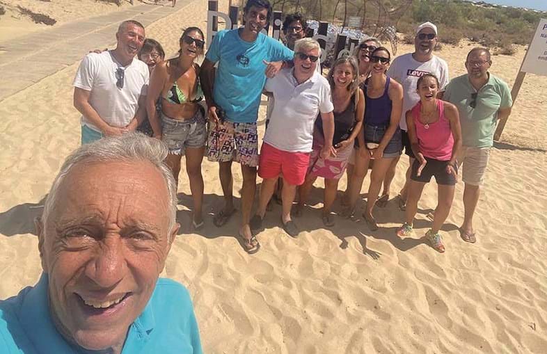 Selfie com um grupo de amigos na Ilha de Tavira 