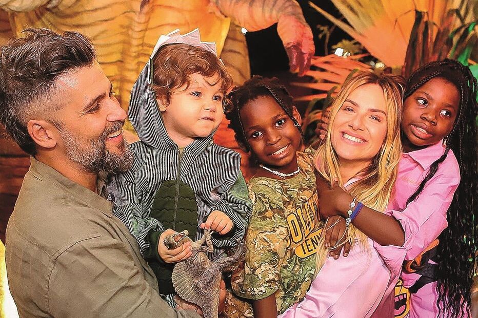 Casal com o filho biológico e as duas crianças adoptadas no Malawi