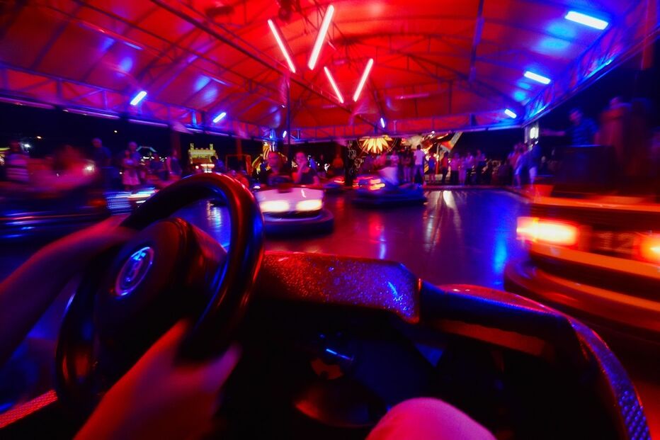 Violência entre grupos rivais começou após desentendimento nos carrinhos de choque instalados na Costa de Caparica