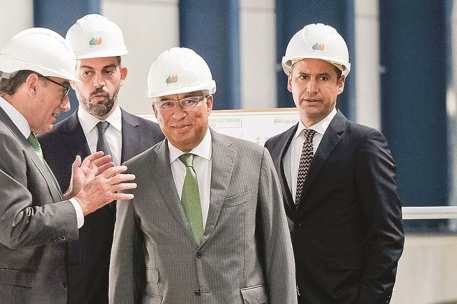 Despacho do primeiro-ministro dá novos poderes a Galamba (à direita)