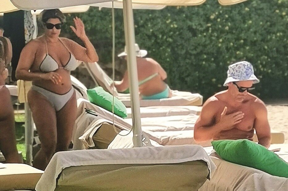 Fernando e a mulher, Sandra, apanham sol junto à praia artificial do resort de luxo, em Vilamoura 