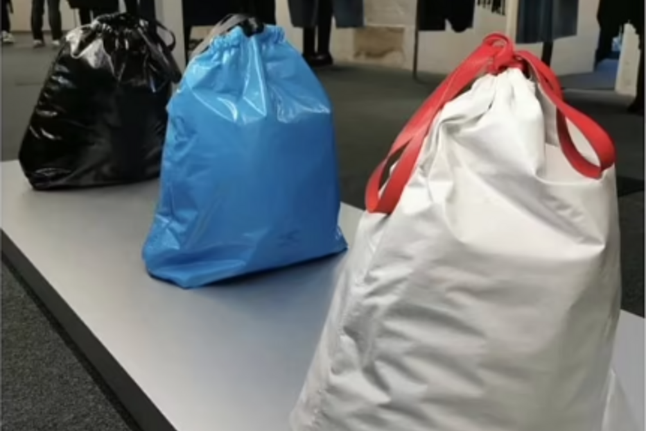 Balenciaga arrasada por vender ‘bolsa saco do lixo’