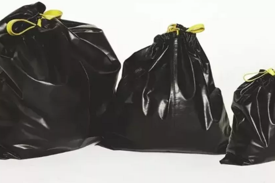 Balenciaga arrasada por vender ‘bolsa saco do lixo’