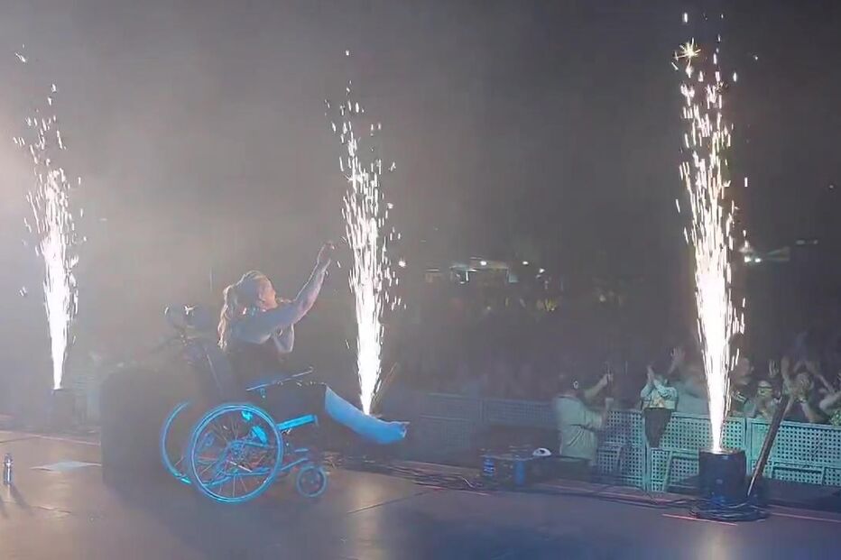 Micaela atuou nas festas do Bodo, em Pombal, numa cadeira de rodas