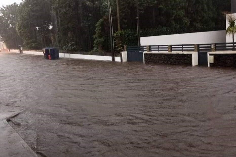 Chuva intensa provocou inundações e deslizamento de terras na Praia da Vitória