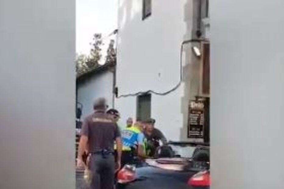 Acelera pela multidão e tenta atropelar PSP em Santa Maria da Feira