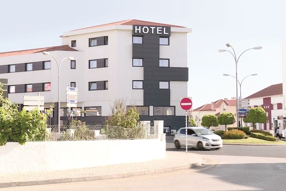 Tragédia aconteceu num apartamento gerido pela unidade hoteleira, localizada na Avenida 25 de Abril, onde a família se encontrava a passar férias