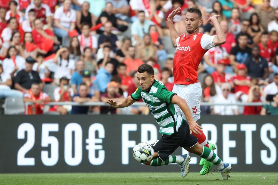 Pote cai na área após lance com Sequeira. Árbitro marca penálti, mas o VAR reverte 