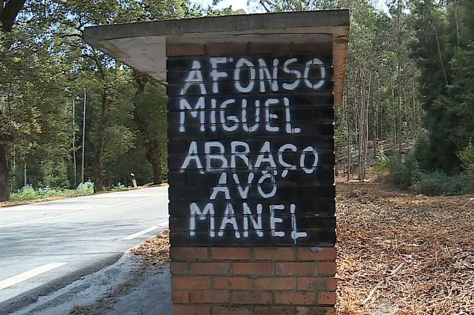 Avô com saudades pinta mensagens para os netos que não vê há seis anos