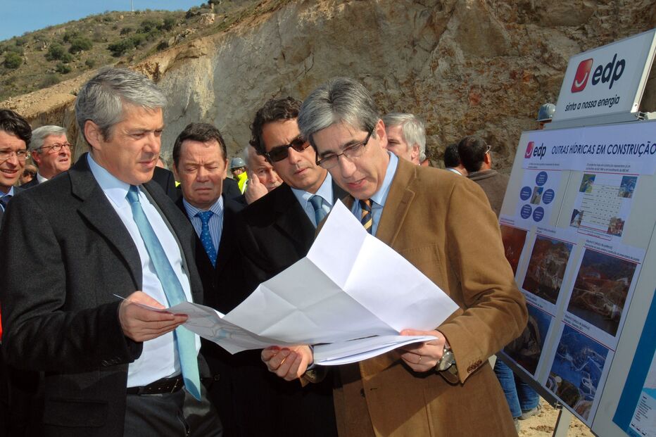 Barragens. A foto ilustra um momento da visita de José Sócrates às obras da barragem do Baixo Sabor, em fevereiro de 2009. O ex-primeiro-ministro está com António Mexia e Manuel Pinho (ambos arguidos no processo EDP/CMEC). Sérgio Figueiredo, que na altura era presidente da Fundação EDP, encontra-se atrás de Sócrates.