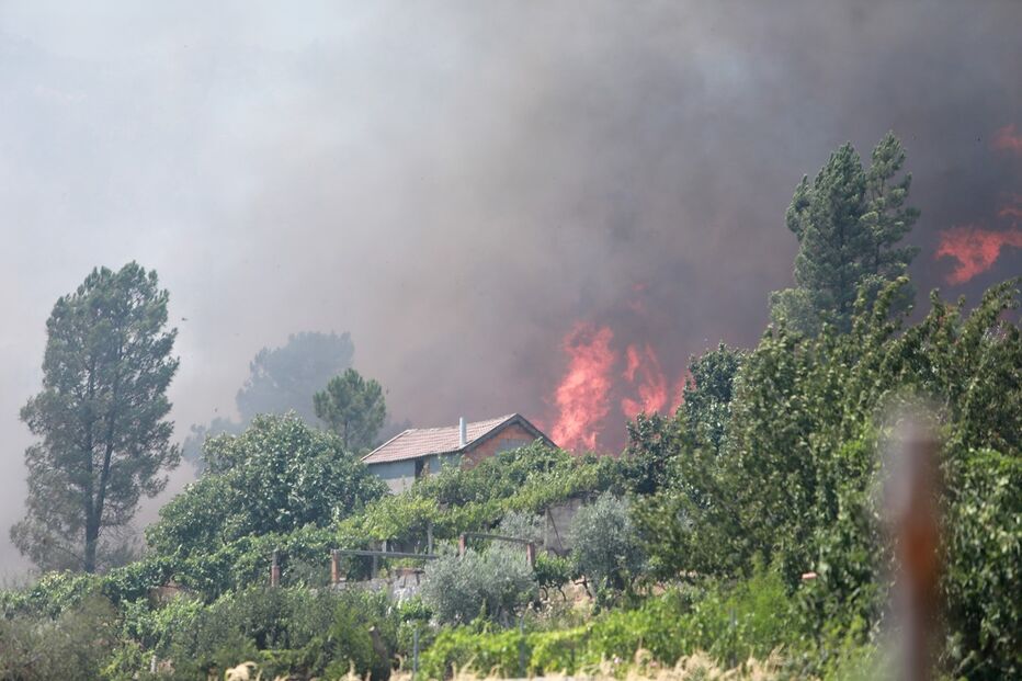Chamas ameaçam casas na serra