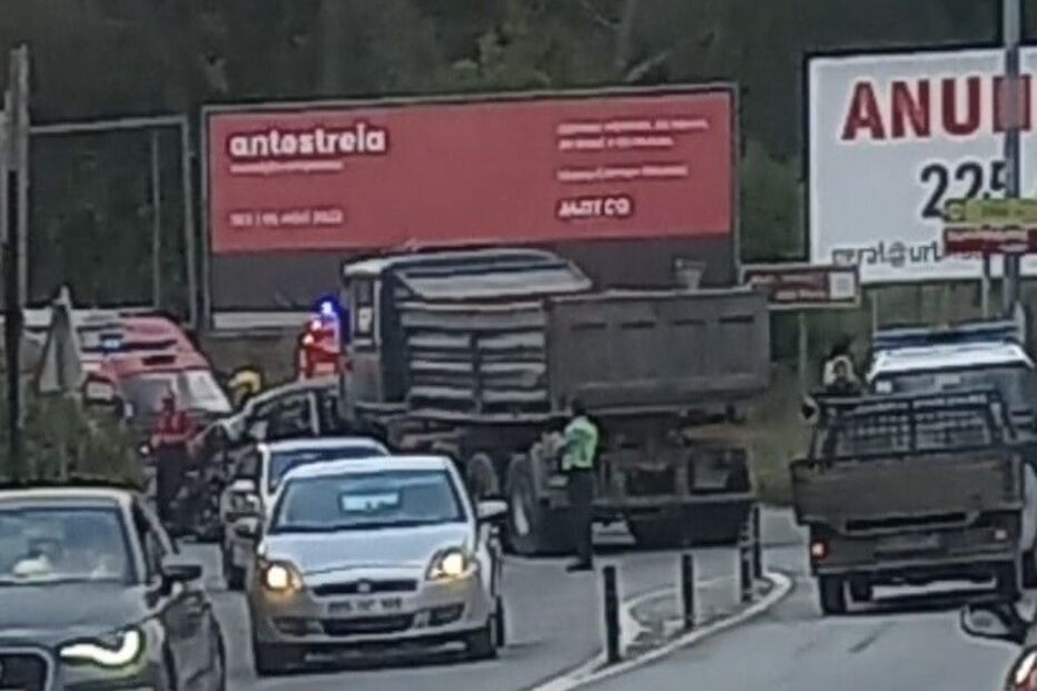 Quatro feridos em colisão entre camião e carrinha no Marco de Canaveses